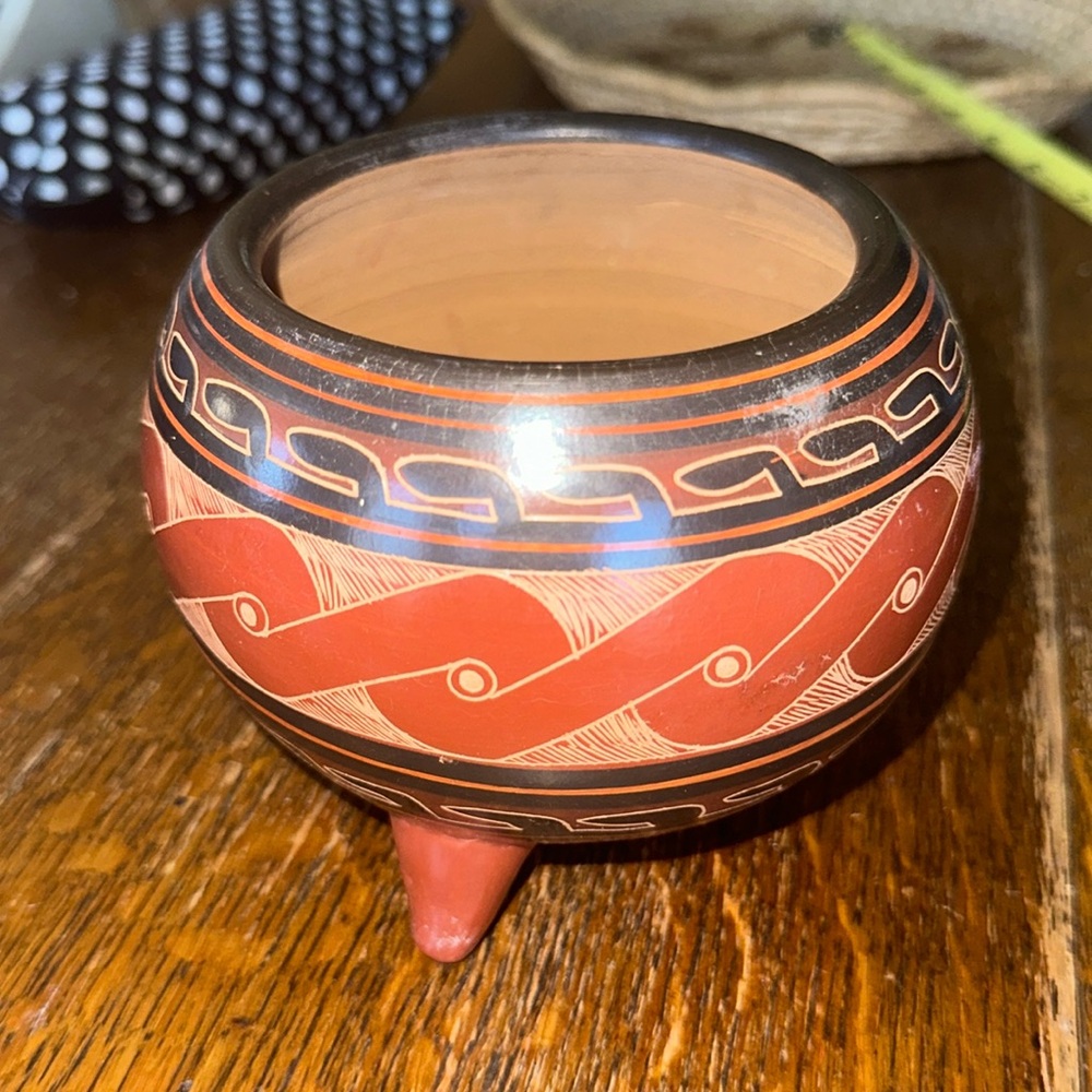 Costa Rican Chorotega ceramic Vase/pot/trinket dish